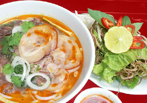 Món bún bò giò heo dân dã nổi tiếng ở Huế.